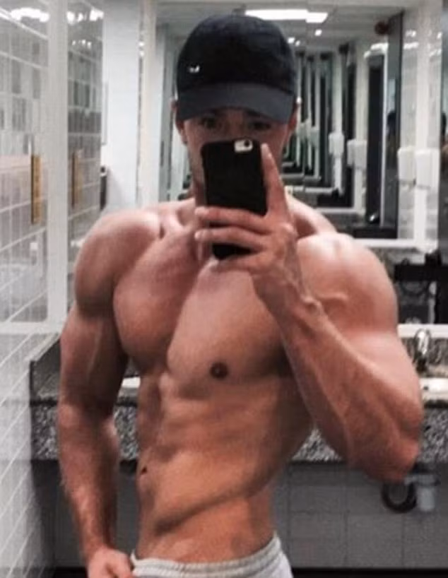 Trở về nhà sống với mẹ, Steve cảm thấy phải trở lại với con người của mình như trước kia. Anh lao vào tập luyện 6 lần/tuần, giảm 30kg, số đo vòng eo giảm từ 91cm xuống còn 71cm. Đây thực sự là một sự lột xác ngoại hình. 