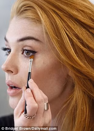 Đối với phong cách trang điểm ngày và đêm đối lập nhau, vì ban ngày cần sự trẻ trung và có phần khơi gợi, sau khi đánh nền và che khuyết điểm cho toàn bộ gương mặt, dùng bút kẻ mắt nước kẻ từ giữa mắt về phía đuôi đồng thời kẻ viền sát chân mi cho toàn bộ mí trên để lông mi trông dày và đen hơn.