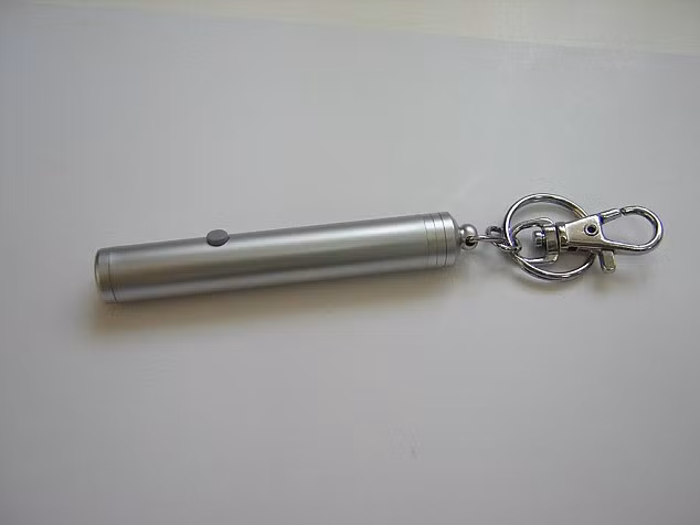 Nhóm các nhà nghiên cứu tại Đại học RMIT tại Australia đã phát hiện các nhà sản suất đã bỏ qua thiết bị lọc hồng ngoại để giảm chi phí sản xuất nhưng lại biến dụng cụ bút laser nhỏ xíu trở nên nguy hại hơn rất nhiều. 