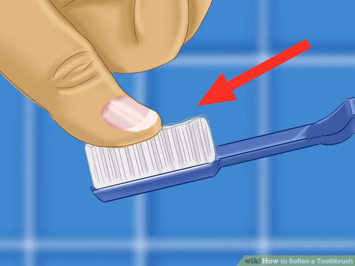 Nếu phát hiện bị chảy máu nướu cần đi khám bác sĩ để điều trị. Cũng lưu ý không nên dùng bàn chải quá cứng. Đánh răng đúng cách là chỉ nên chải nhẹ nhàng, tức nhẹ đưa lông bàn chải vào kẽ răng thay vì đưa đi đưa lại cho đến khi bàn chải chạm vào nướu răng. 