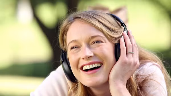 Thư giãn bằng một bản nhạc hoặc bài hát ưa thích sẽ giúp bạn có tâm trạng tốt cho cả ngày.
