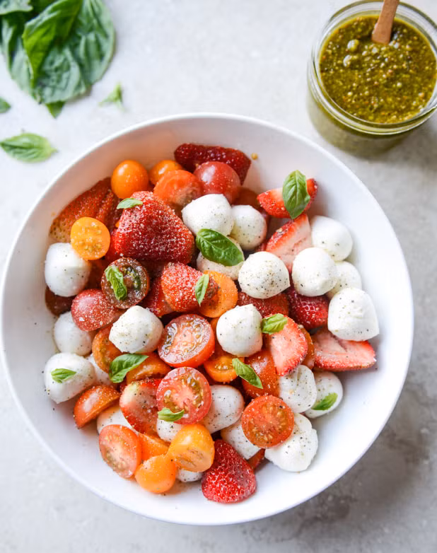 Dâu tây và cà chua: Sự kết hợp thực phẩm này nghe cũng có vẻ lạ lùng nhưng vị ngọt của quả dâu tây rất hợp với vị chua của cà chua trong những món ăn như salad, súp… 