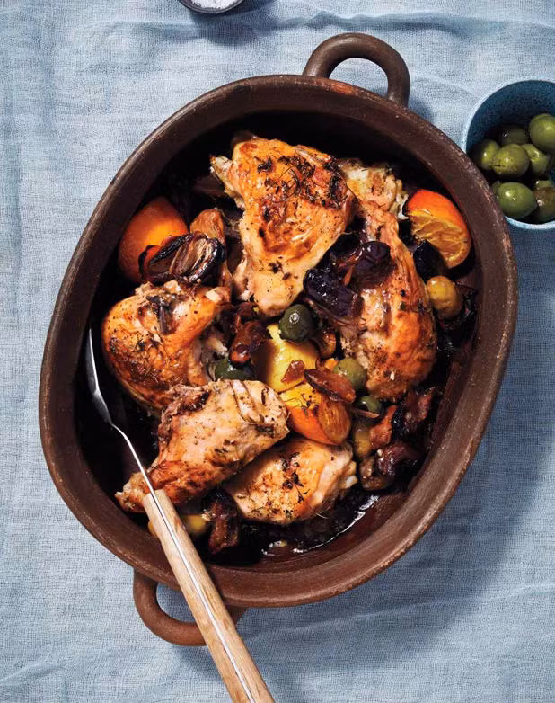 Cam và quả oliu: Vị ngọt và thơm của quả cam rất hợp với vị mặn của oliu ngâm dấm dù là trong món bánh hay món thịt. 