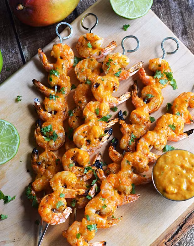 Nếu ăn sống, cả xoài và dứa đều có vị quá ngọt. Tuy nhiên chỉ cần rắc lên một chút bột ớt là có thể làm nổi lên sự pha trộn hương vị đặc biệt giữa xoài và dứa. Sự kết hợp này có thể dùng trong nước sốt, cà ri hoặc thậm chí là cocktail. 