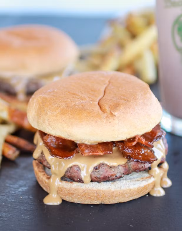 Thịt hun khói và bơ đậu phộng: Bạn từng nghe món nói món nào có thịt hun khói cũng đều là món ngon, và tương tự như vậy với bơ đậu phộng. Nhưng món bánh sandwich với sự kết hợp của cả thịt hun khói và bơ đậu phộng là món ăn ưa thích của ngôi sao Elvis Presley. 