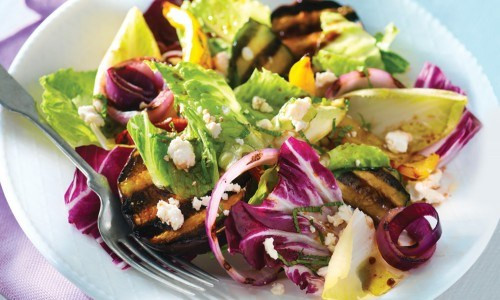 Trong món salad đóng gói tiện lợi này đã có sẵn các loại rau củ hạt, nước sốt, thịt gà, thậm chỉ cả dĩa ăn. Bạn chỉ việc mua về và đổ nước sốt lên.