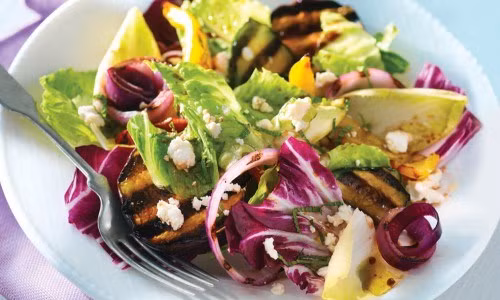 Trong món salad đóng gói tiện lợi này đã có sẵn các loại rau củ hạt, nước sốt, thịt gà, thậm chỉ cả dĩa ăn. Bạn chỉ việc mua về và đổ nước sốt lên.