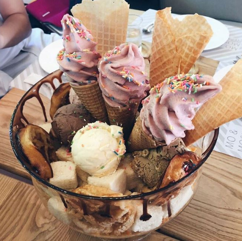 Tại một quán café theo phong cách Nhật Bản chuyên về bánh homemade và kem sữa chua, họ bán những chiếc ly kem to hơn mặt người, bên trong chứa đầy kem lạnh. Chưa kết, bất kỳ chỗ nào còn trống là họ cho thêm vào hoa quả tươi, bánh waffle, kem tươi, thậm chí là những viên kem nhỏ xíu. 