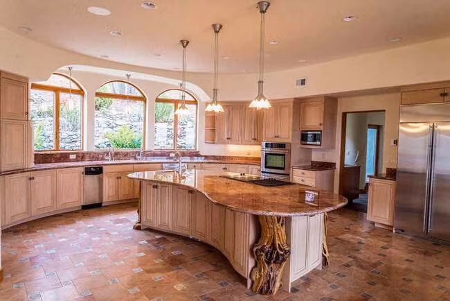 Căn bếp khá hiện đại với màu nâu vàng làm chủ điểm.