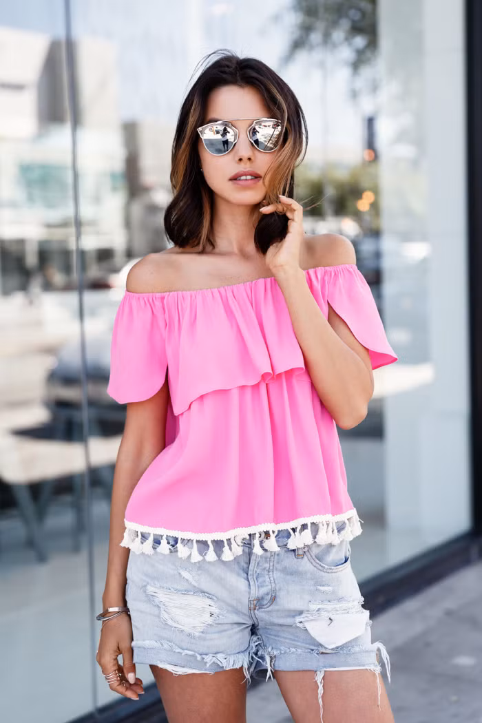 Hãy chọn một chiếc áo trễ vai màu sắc sặc sỡ với quần sooc.