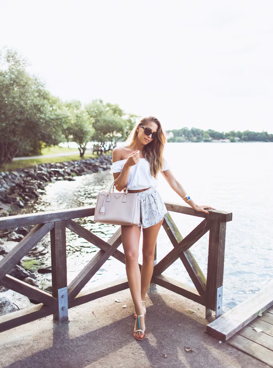 Hoặc kết hợp áo phông trắng trễ vai với quần sooc họa tiết.