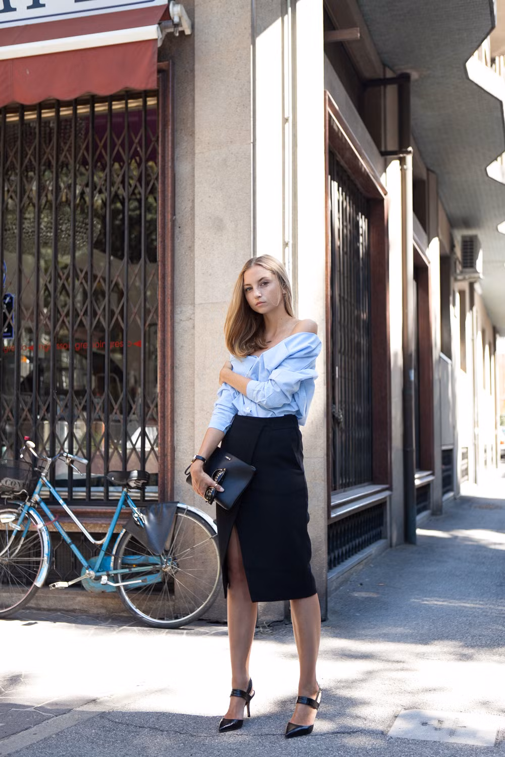 Áo trễ vai màu sắc nhẹ nhàng kết hợp với váy xẻ, trông bạn sẽ cực kỳ thời thượng.