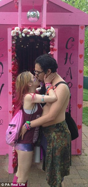 Cô đã được lắp chân giả và hiện đang rất vui vẻ với cái chân mới của mình. “Cái chân giả đã làm tôi cảm thấy cứng rắn hơn rất nhiều, mặc dù tôi đang là nửa người nửa robot, nhưng tôi thích điều đó. Tôi thà bình thường một cách khác thường còn hơn bị tàn tật” – Ivy Daniel hạnh phúc cho biết. 