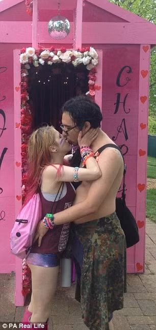 Cô đã được lắp chân giả và hiện đang rất vui vẻ với cái chân mới của mình. “Cái chân giả đã làm tôi cảm thấy cứng rắn hơn rất nhiều, mặc dù tôi đang là nửa người nửa robot, nhưng tôi thích điều đó. Tôi thà bình thường một cách khác thường còn hơn bị tàn tật” – Ivy Daniel hạnh phúc cho biết. 