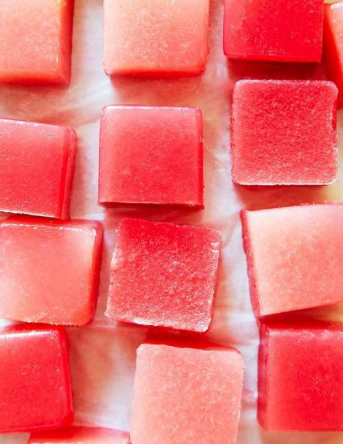 Bạn đã từng ăn thạch dưa hấu làm sẵn nhưng chắc chắn không thể ngon bằng món thạch dưa hấu tươi ngon lại có vị quế. Bạn cần khoảng 2 chén nước ép dưa hấu. Pha đường và nước theo tỉ lệ 1:1 rồi đun sôi nhỏ lửa, vừa đun vừa khuấy đều, tiếp đó cho ½ chén lá húng quế băm nhỏ vào rồi đậy nắp và ngâm khoảng 15 phút. 