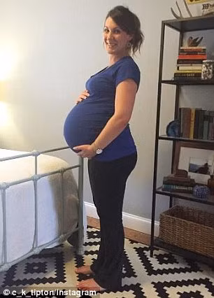 Kể lại về hành trình mang thai 3 đầy vất vả, cô Kate Tipton cho biết mình chuyển dạ lần đầu khi mới được 21 tuần và phải cấp cứu để ngừng các dấu hiệu chuyển dạ để tiếp tục mang thai. Sau đó khi thai đã to, cô luôn cảm thấy nặng nề đến mức có thể mỗi lần đứng dậy có thể nghe thấy tiếng xương hông bị rạn. 