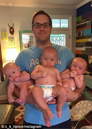 Cuộc sống của gia đình bà mẹ này đang cực kỳ bận rộn và đầy thử thách với áp lực phải chăm sóc 3 bé cùng lúc. Tính tổng cộng 3 bé mỗi ngày uống hết hơn 3 lít sữa và dùng hết 30 cái bỉm, tổng số tiền chi tiêu mỗi ngày cho riêng các bé cũng lên tới hơn 1 triệu đồng.