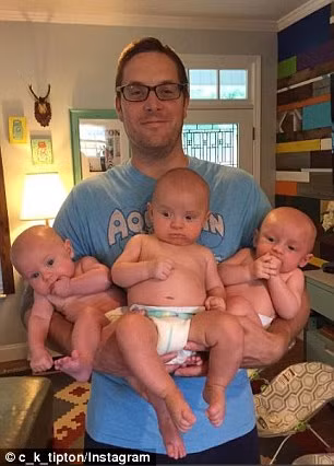 Cuộc sống của gia đình bà mẹ này đang cực kỳ bận rộn và đầy thử thách với áp lực phải chăm sóc 3 bé cùng lúc. Tính tổng cộng 3 bé mỗi ngày uống hết hơn 3 lít sữa và dùng hết 30 cái bỉm, tổng số tiền chi tiêu mỗi ngày cho riêng các bé cũng lên tới hơn 1 triệu đồng.