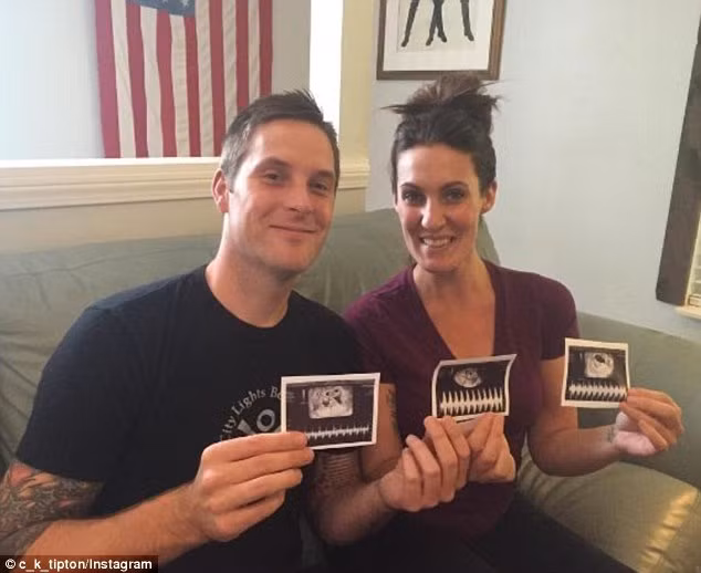 Vào tuần 34, Kate Tipton lại chuyển dạ lần 2 và mặc dù sớm 6 tuần nhưng lần này không thể ngừng lại được. Các bác sĩ đều cho biết khả năng cao là các bé sẽ bị nhẹ cân, sức khỏe yếu và khó nuôi. 