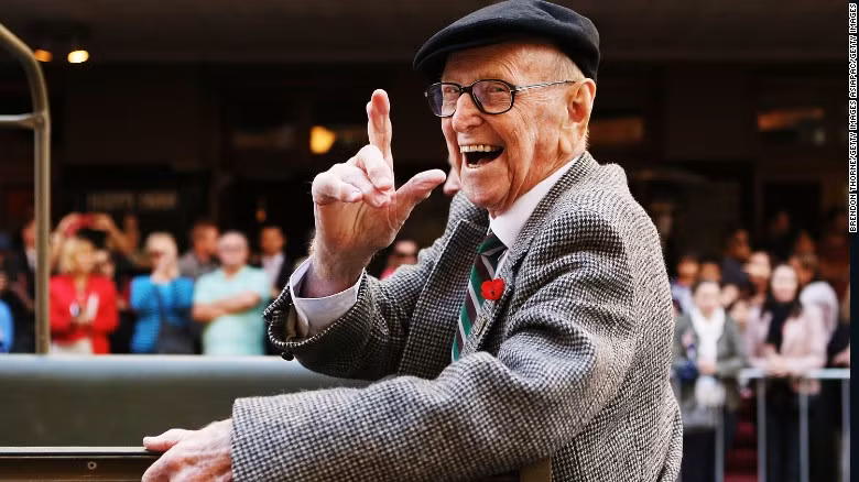 Với hệ thống chăm sóc sức khỏe toàn bộ cộng với lối sống ngoài trời nhiều đã khiến người dân Australia kéo dài được tuổi thọ. 