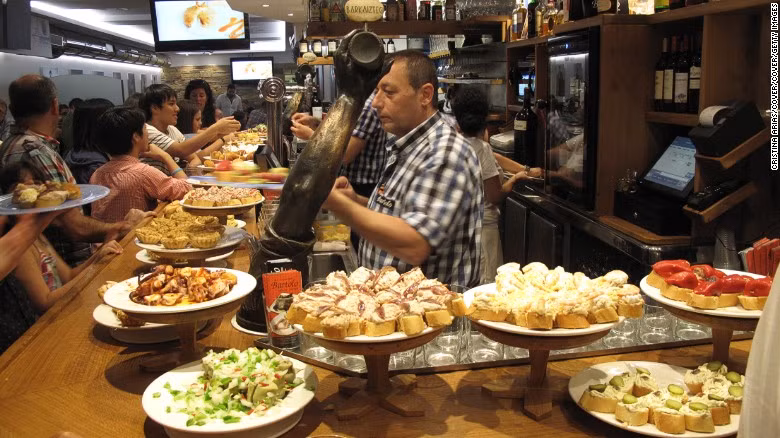 Chế độ ăn kiêng Địa Trung Hải phiên bản Tây Ban Nha cộng với mạng lưới gia đình bền vững đã giúp kéo dài tuổi thọ cho dân Tây Ban Nha, với tuổi thọ trung bình sau 60 tuổi là 85. 