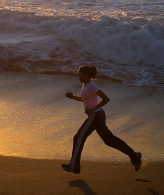 Nói chung, lựa chọn tập thể dục vào buổi sáng dễ giúp duy trì thói quen luyện tập hơn vì không bị thời gian cho gia đình, công việc, xã hội, giải trí… xen vào. Việc mệt mỏi sau một ngày làm việc cũng là một trong những lý do khiến bạn dễ bỏ tập buổi tối. 