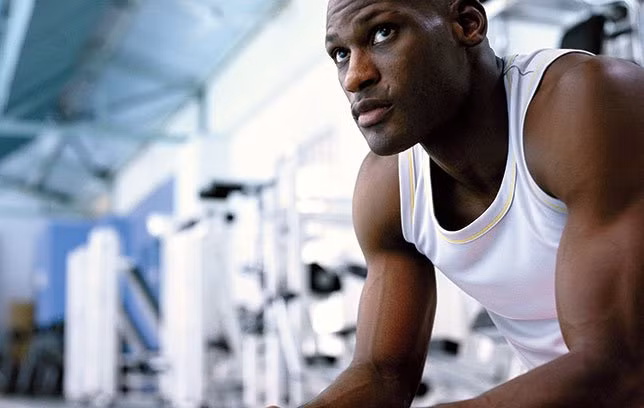 Tập thể dục buổi tối có tác dụng giải tỏa căng thẳng sau một ngày làm việc. Nghiên cứu cho thấy căng thẳng có mối liên hệ mật thiết với tăng cân vì khi căng thẳng thì cơ thể sản sinh ra cortisol. Loại hormone này khiến bạn dễ ăn những thực phẩm không có lợi cho sức khỏe. 