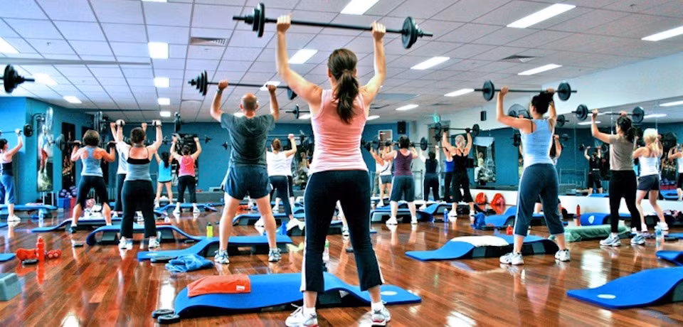 Tập thể dục buổi tối cũng giúp bạn dễ tìm bạn bè, đồng nghiệp hoặc thậm chí là cả huấn luyện viên cá nhân sẵn sàng giúp bạn hơn là khi tập vào lúc 5 giờ sáng. Vào buổi tối các phòng gym cũng tổ chức nhiều lớp tập nhóm hơn buổi sáng. 