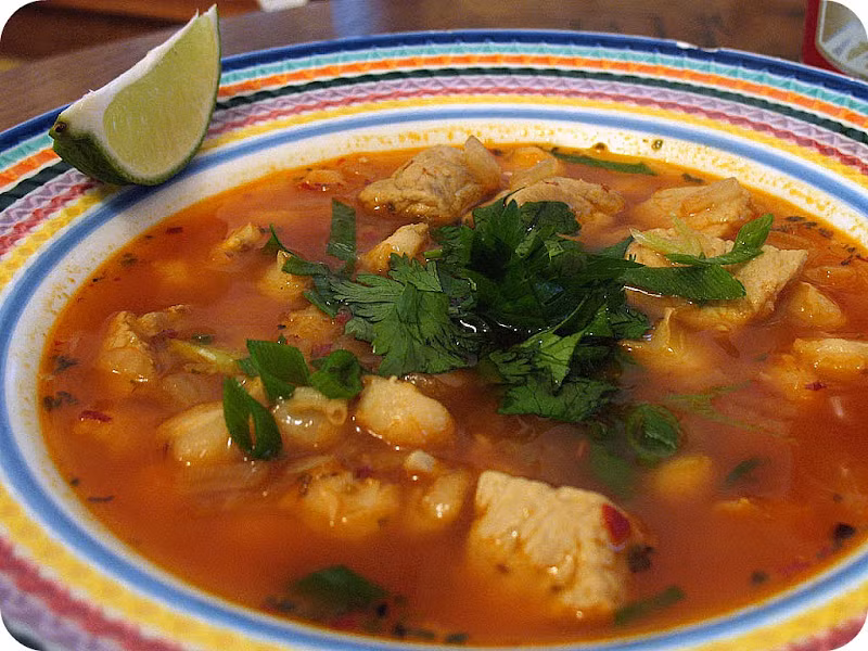 Đồ ăn là phần không thể thiếu trong các hoạt động ngày tết độc lập của Mexico, trong đó có những món ăn truyền thống như đồ uống làm từ hoa quả theo mùa, các loại kẹo có hương vị như xoài hoặc ổi, súp pozole được nấu từ ngô và thịt lợn, bò hầm Menudo…