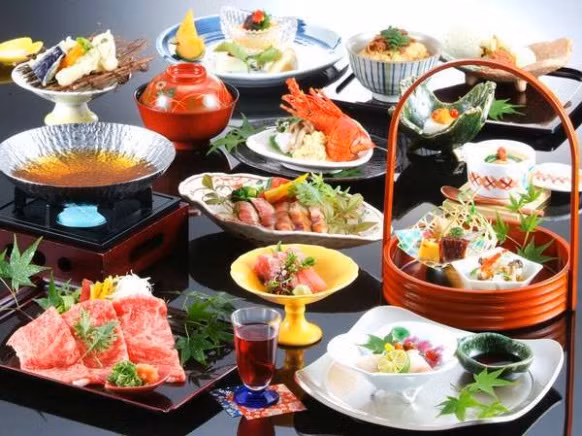 Quốc khánh Nhật Bản khá bình yên so với những ngày lễ khác trong năm. Những món người Nhật hay ăn là gà rán katsu, mì chiên ròn với rau củ, cá hồi cháy chảo, kem chà xanh, thịt lợn xiên nướng… 