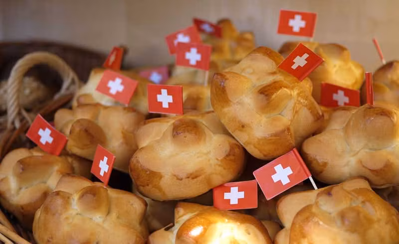 Không ai nghi ngờ khi nói rằng Thụy Sỹ là đất nước của bánh mì. Đặc biệt trong ngày quốc khánh Thụy Sĩ, các cửa hàng bánh mì đều bày bán các loại bánh mì đẹp mắt có gắn cờ Thụy Sĩ, trong đó món bánh mì Augustweggli là món ăn sáng thể hiện tình yêu nước nhất. 