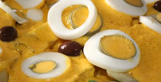 Papa A La Huancaina: Là một trong những món ăn cay nhất thế giới, món ăn nổi tiếng của Peru này được những người ăn cay rất yêu thích. Đây là một loại salad làm từ khoai tây làm lạnh cùng với sốt Huancaina được rưới lên trên rau diếp và oliu đen. Vị cay của món ăn này là từ ớt Amarillo có trong sốt Huancaina. 