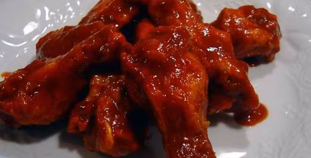 Cánh gà “tự tử”: Món ăn có màu sắc đỏ rực của ớt với tên gọi kỳ lạ đủ khiến người ăn hình dung ra độ cay của nó. Món này có sự kết hợp của ớt Tabasco, ớt khô và ớt tươi thái lát để trang trí. 