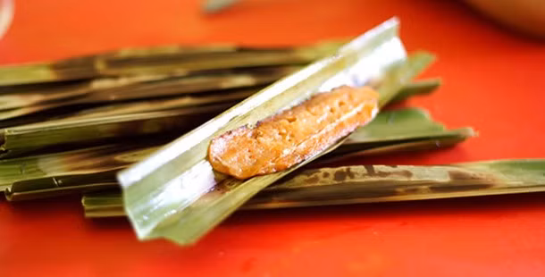 Otak-otak: Khá phổ biến ở Indonesia, Singapore và Malaysia, món chả cá này được hấp hoặc nướng trên lá chuối. Món ăn này cay là do có ớt khô trộn với cá băm, belacan và galangal, một loại củ trông giống như gừng nhưng lại cay như ớt. 