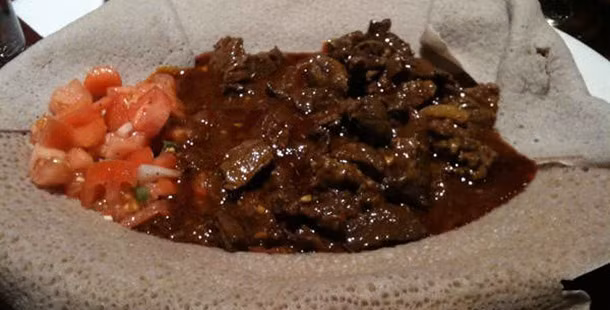 Wot: Là món ăn cay nổi tiếng của đất nước Ethiopia và khá phổ biến ở các nước châu Phi. Món ăn này có rất nhiều hành, tỏi, gừng và một lượng lớn ớt berbere, một hỗn hợp gồm có gia vị khô và ớt. 