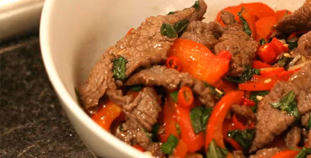 Thịt xào cay Neua Pad Prik: Đây là món ăn cay rất đơn giản. Khi chế biến, đầu bếp chỉ cần cho thịt bò vào chảo cùng với hành lá, húng quế và tỏi rồi cho ớt chỉ thiên vào. Món ăn này khá phổ biến ở châu Á, đặc biệt là Thái Lan và Indonesia. 