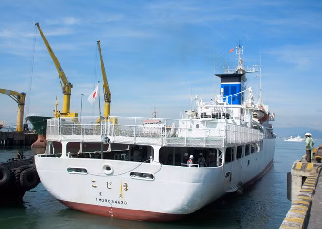 Trong thời gian 5 ngày, chỉ huy cùng các sĩ quan của tàu sẽ đến thăm, chào xã giao UBND TP Đà Nẵng, Bộ Tư lệnh Cảnh sát biển Việt Nam, Trung tâm Phối hợp tìm kiếm cứu nạn hàng hải khu vực 2, thăm và thi đấu giao hữu bóng chuyền với Bộ tư lệnh Vùng Cảnh sát biển 2...