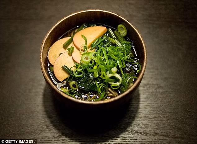 Rong biển được coi là một loại siêu thực phẩm vì giàu khoáng chất như iot, kẽm, magie, canxi, kali và hàng tá khoáng chất cần thiết cho hệ miễn dịch khác. Rất nhiều người không bổ sung đủ những khoáng chất này khi ăn uống chế độ bình thường, kể cả khi ăn nhiều rau, vì đất đã hết chất. (Ảnh: Dailymail) 