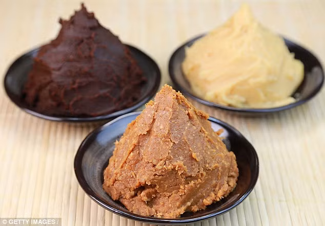 Một trong những bí quyết giữ gìn sức khỏe của phụ nữ Nhật Bản là nhờ ăn nhiều món ăn có bột đậu nành lên men, trong đó có soup miso và umami. Hai loại gia vị này có chứa isoflavones, hoạt động như là một phytoestrogens có tác dụng làm giảm ảnh hưởng của giảm oestrogen trong cơ thể, rất tốt cho phụ nữ giai đoạn mãn kinh, cụ thể là làm giảm nguy cơ ung thư vú và ung thư màng trong dạ con đối với phụ nữ đang trong giai đoạn mãn kinh. (Ảnh: Dailymail)