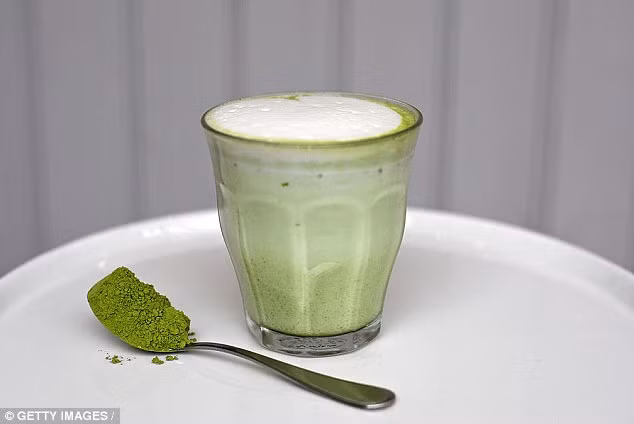 Matcha là một loại bột trà xanh được làm từ những búp trà tươi non nhất của cây trà, có chứa một hợp chất flavanols có tên catechin, chất chống oxy hóa có tác dụng chống lại bệnh Alzheimer, bệnh tim mạch và cả ung thư. (Ảnh: Dailymail)