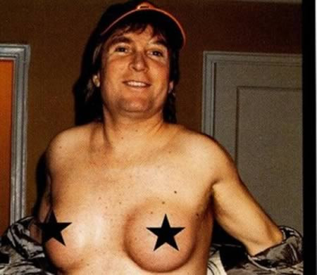 Câu chuyện về bộ ngực của anh Brian bắt đầu khi anh tranh luận với một người bạn về phẫu thuật nâng ngực và cuối cùng cả hai đã cá cược rằng Brian sẽ nhận được khoảng hơn 200 triệu đồng nếu dám đi phẫu thuật nâng ngực và giữ trong vòng 1 năm. Brian sau đó đã xuất hiện trên nhiều tạp chí và chương trình tivi về bộ ngực có một không hai của mình. 