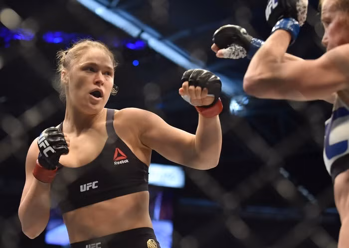 Vận động viên Ronda Rousey chủ yếu được mọi người biết đến như một võ sĩ nhưng cô đã từng đoạt huy chương đồng môn judo tại Olympic Bắc Kinh năm 2008 và trở thành người Mỹ đầu tiên đoạt huy chương ở môn thể thao này. Sau chiến thắng đó, Ronda nhanh chóng chuyển sang ăn chay cho đến tận bây giờ. Tuy nhiên cô tiết lộ rằng mình không ăn chay hoàn toàn mà chỉ không ăn những sản phẩm sữa và gluten. 