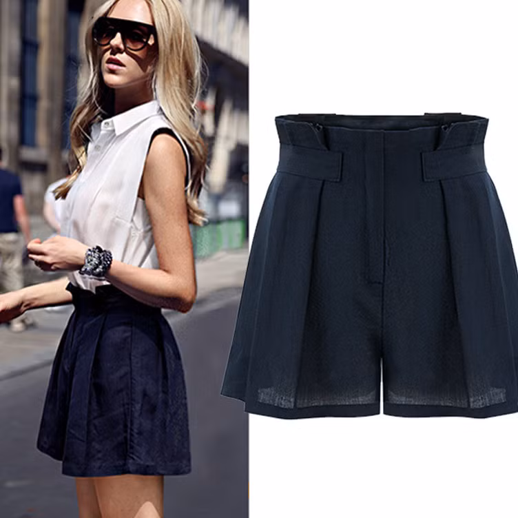 Chọn size quần lớn hơn size bình thường của bạn một chút. Mặc quần sooc hay quần ngắn không phải là lúc để bạn khoe đường cong ở phần hông. Những chiếc quần ôm sát lấy hông hoặc bó chặt vào chân chỉ làm lộ những khiếm khuyết cơ thể. Bạn nên chọn quần hơi rộng để phần hông được thoải mái, phần ống quần không nên bó sát vào chân mà nên rộng ra vài cm để có thể cử động phần đùi thoải mái, đáp ứng được cả 2 nhu cầu đẹp và kéo dài chân. 