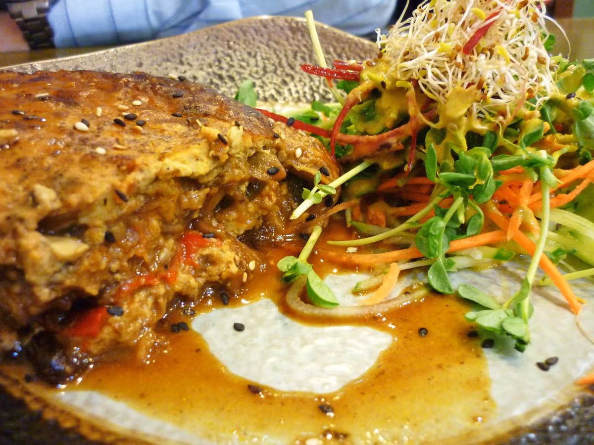 Không thể nhắc đến các món ăn chay của Singapore mà không nhắc đến mì Ý lasagna. Món ăn có cà tím, ớt đỏ, nấm đông cô và cả đậu phụ. Về mặt hình ảnh món ăn trông không đẹp mắt lắm nhưng về nội dung thì ngon không có gì phải bàn cãi.