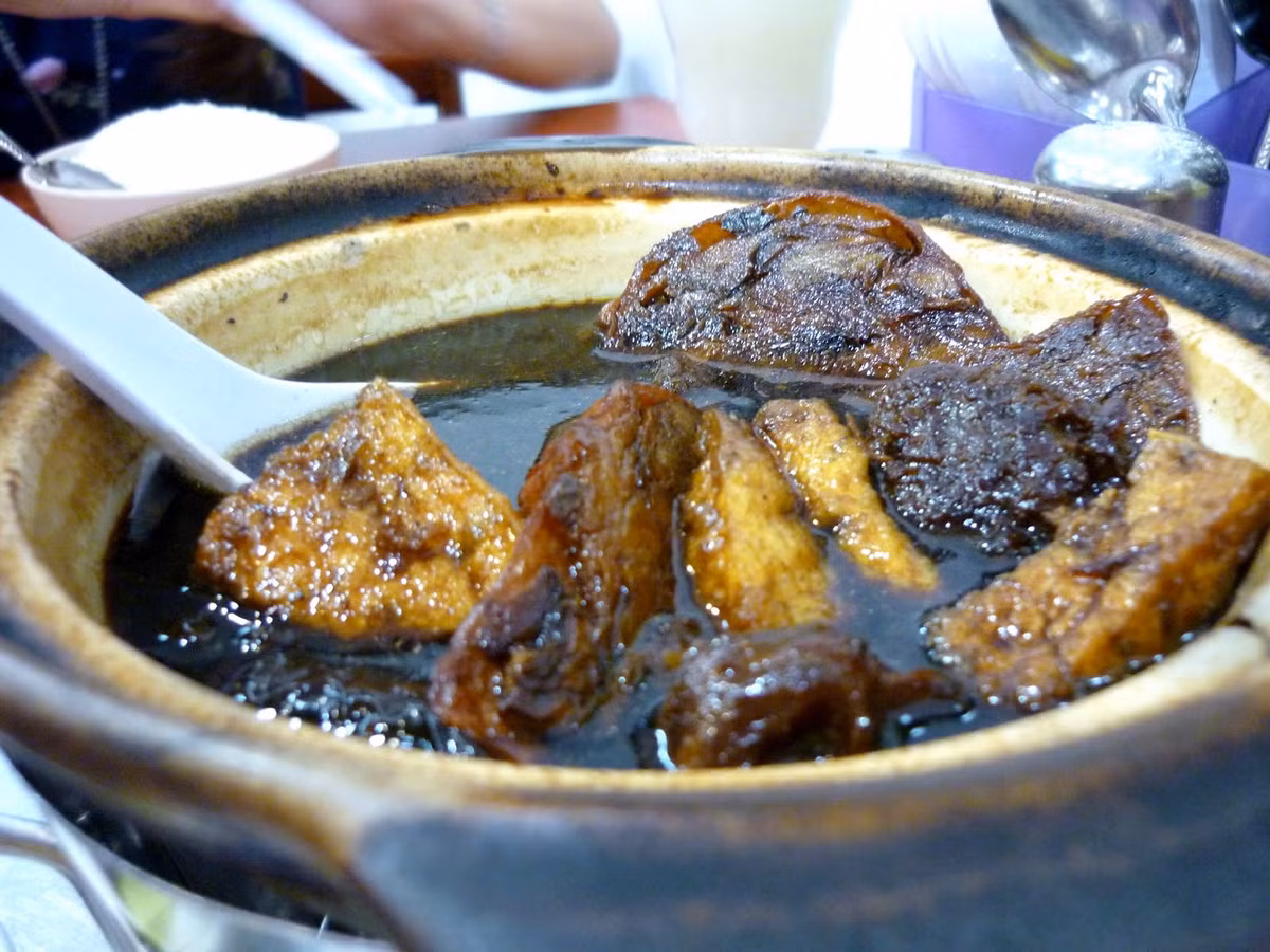 Cơm niêu chân giò là món ăn rất đặc biệt khiến nhiều người thử đi thử lại nhiều lần. Nước sốt của món ăn có vị chua của giấm và đậm vị gừng nhưng bù lại cũng có vị ngọt vừa đủ. Chân giò tuy làm giả nhưng rất giống thật. Món ăn còn có cả đậu và nấm đen. 