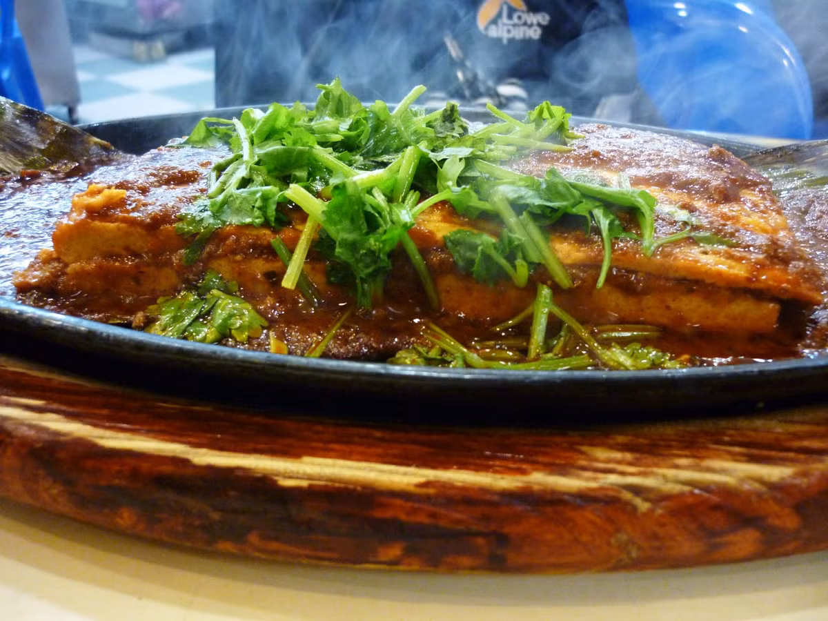 Để ăn món BBQ cá trên đĩa nóng, cần mang theo giấy ăn và nhiều nước đá thì mới có thể thưởng thức được món ăn chay ngon nhất của Singapore này. Trước khi đặt món ăn này, thực khách luôn được cảnh báo là món ăn kèm theo nước sốt sambal rất cay. Tuy chỉ làm giả cá và dùng mía làm xương cá nhưng chất liệu của món ăn rất ngon. Đây mà một món ăn dành cho những người thích ăn cay. 