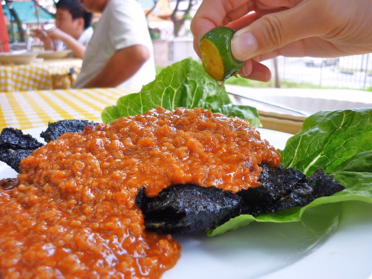 Cá sambal cay cũng là một món ăn chay ngon dành cho người thích ăn cay tuy không cay bằng BBQ cá nói trên. Cá không chỉ làm đơn thuần từ đậu nành mà là hỗn hợp nhiều nguyên liệu rồi cuốn trong lá rong biển để trông giống cá thật. Vì vậy, món ăn nhìn tuy đơn giản nhưng khá mất công chế biến.