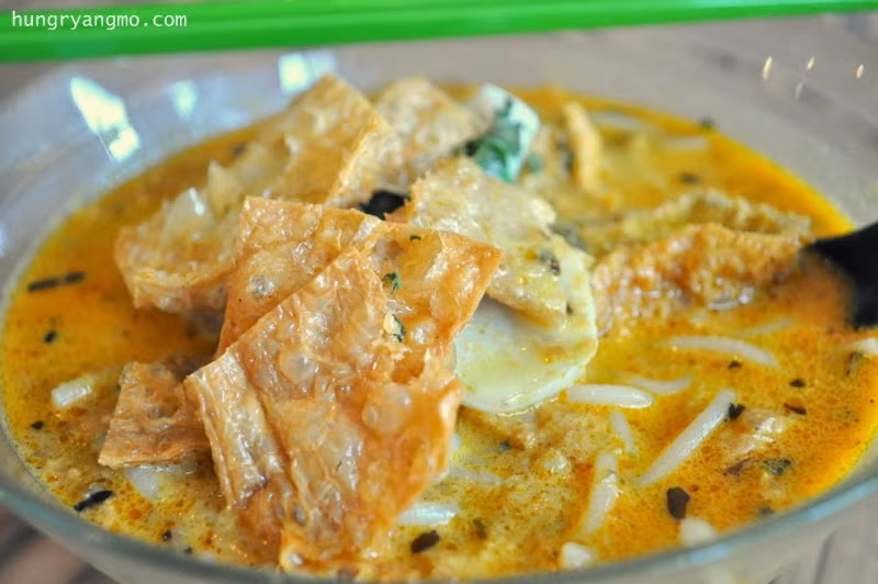 Ai cũng biết Laksa là món ăn gắn với ẩm thực Singapore và có hàng trăm nhà hàng, quán ăn làm món này. Món laksa chay được làm chay hoàn toàn với cá thái lát, thịt gà, không quá cay mà hơi bột. 