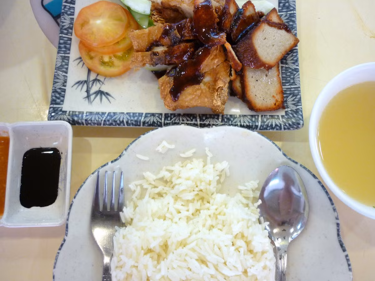 Có vô số kiểu cơm gà chay ở Singapore, chất lượng từ tuyệt ngon đến dở tệ. Món ăn có thịt xá xíu làm từ đậu nành rồi sau đó được làm cháy cạnh, tuy không hề có mỡ nhưng món ăn có vị béo. Phần thịt gà giả làm từ gluten rồi được chiên giòn.