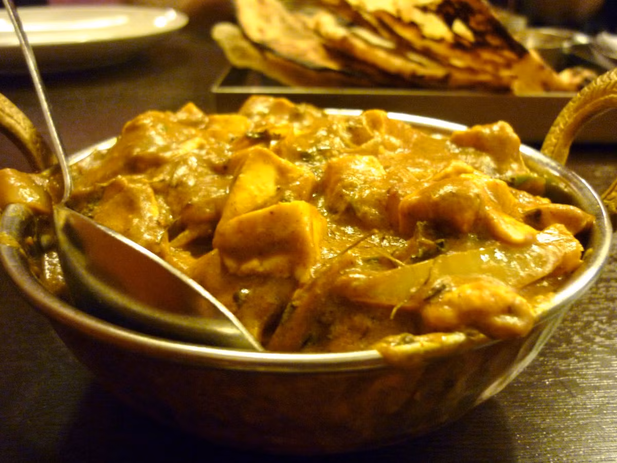 Thịt bò hầm Hải Nam là món ăn mà bất kỳ người Singapore nào dù ở đâu cũng phải ăn một lần. Điểm hấp dẫn của món ăn này là nước dùng vừa sánh vừa ngon được làm từ các nguyên liệu như nấm và củ cải. 